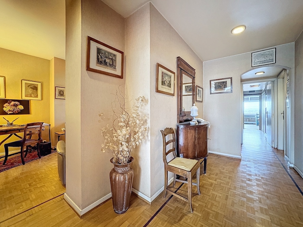 Couloir cozy avec décor, éclairage doux, meubles en bois et vue sur salle à manger chaleureuse.