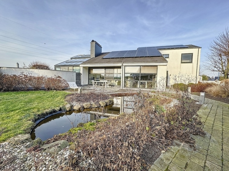 Maison moderne avec jardin Paysage, terrasse ensoleillée et vue panoramique naturelle.