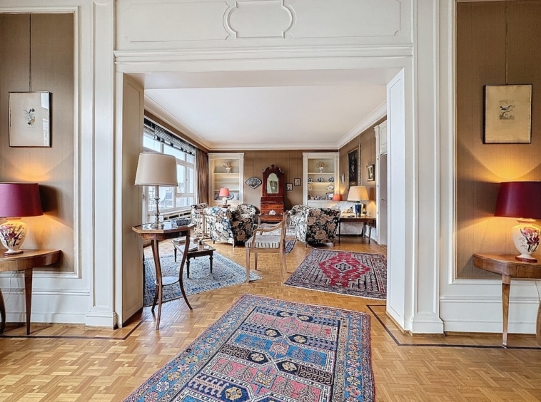 Salon élégant, lumineux et confortable avec mobilier fleuri, boiseries et décoration raffinée.