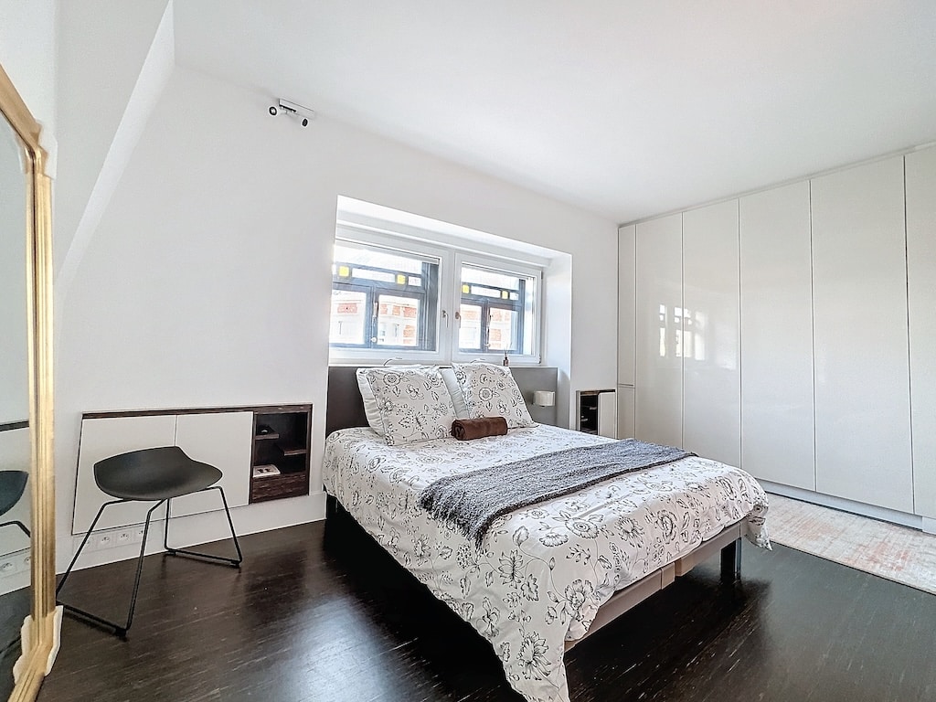 Chambre moderne minimaliste alliant élégance, luminosité naturelle et décoration sobre.