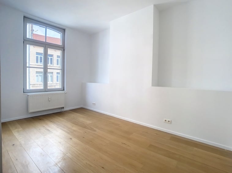 Espace minimaliste blanc lumineux avec grande fenêtre, sol en bois clair, ambiance sereine et moderne.