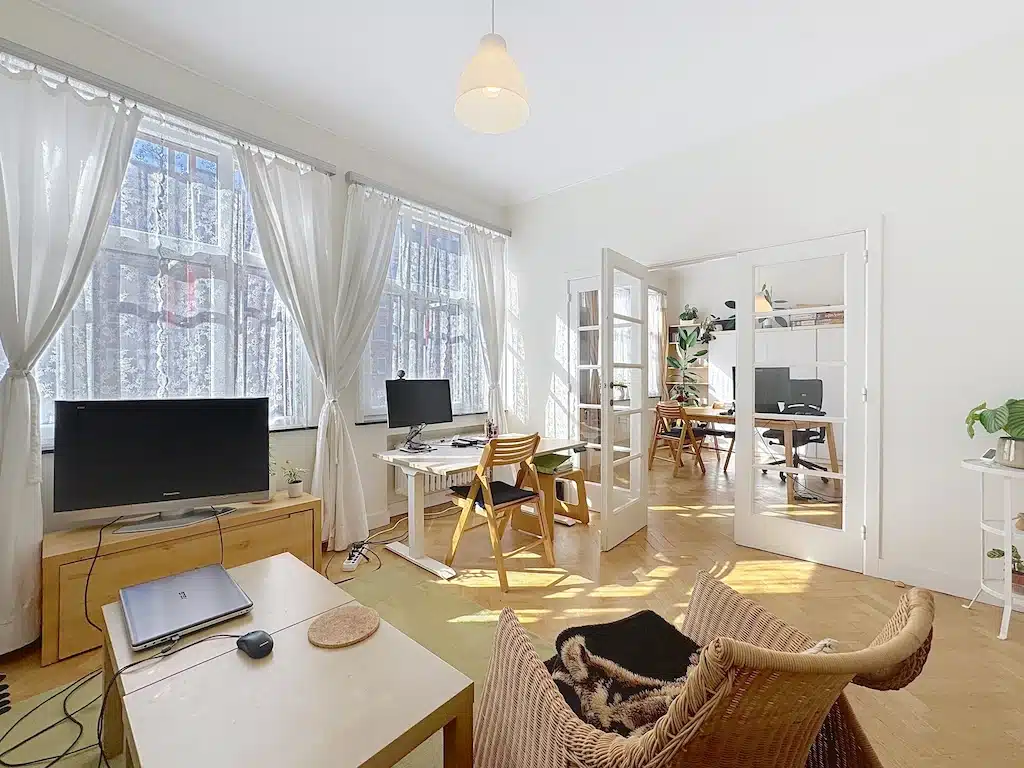 Salon Moderne avec Espace de Travail et Jardin Vert Salon - Superbe appartement de charme – Parlement Européen – Ixelles