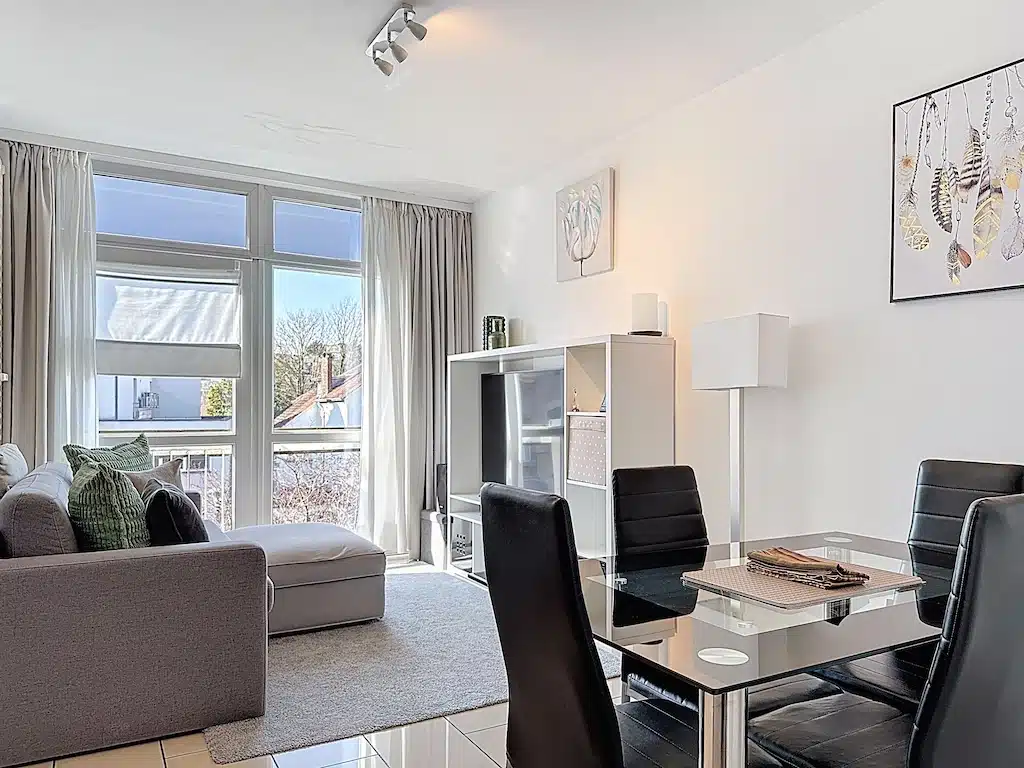 Strakke, moderne woonkamer met licht en ruimte Woonkamer - Licht 1 slaapkamer appartement met balkon - Watermaal-Bosvoorde