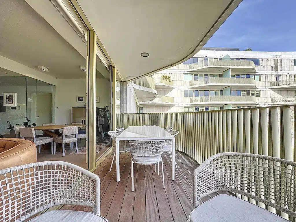 Balcony Moderne Avec Espace Repas et Lounge Chic Balcon - Appartement exceptionnel – Terrasse – Toison d’Or – Ixelles