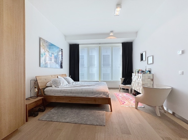 Chambre minimaliste en bois clair, décoration épurée, lumière naturelle, ambiance apaisante et moderne.