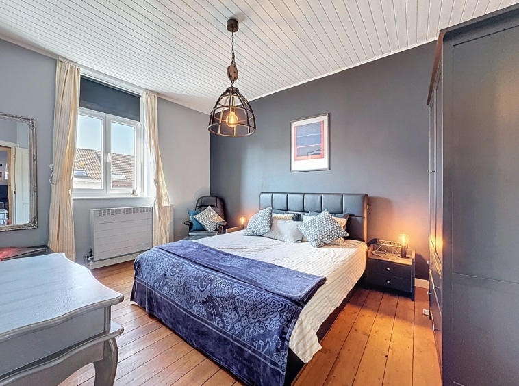Chambre moderne, cosy, lumineuse avec lit design, espace détente et décoration élégante.