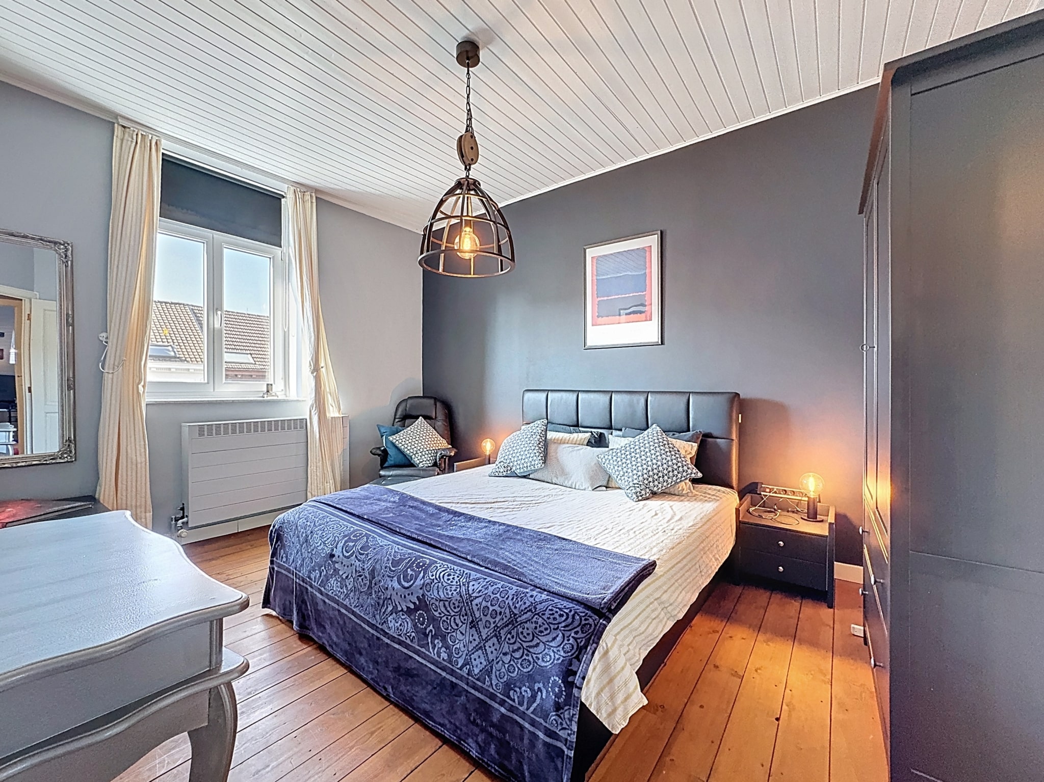 Chambre moderne, cosy, lumineuse avec lit design, espace détente et décoration élégante.