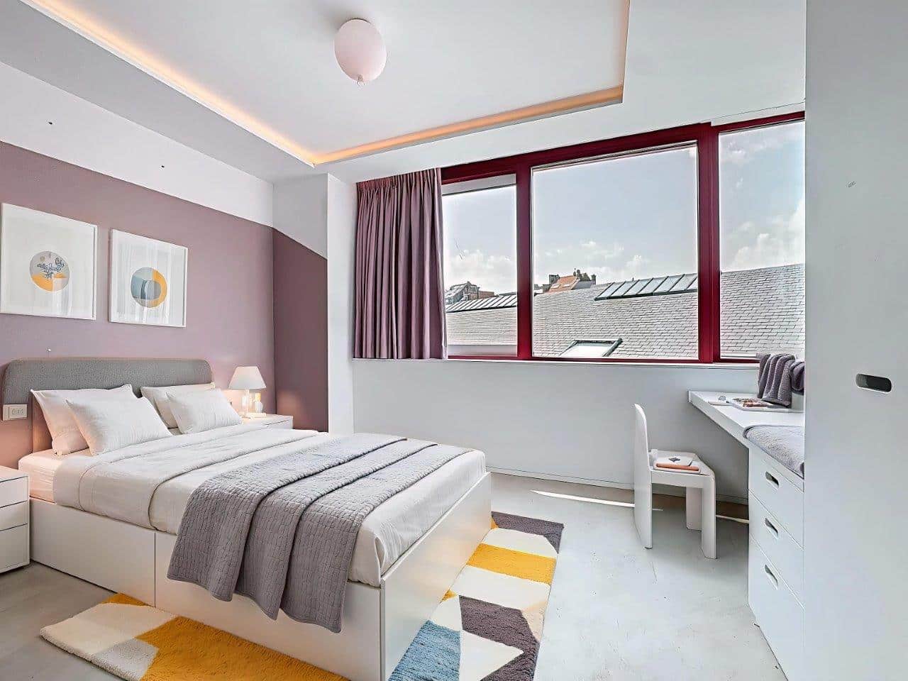 Chambre moderne lumineuse avec décoration élégante, grand fenêtres, vue urbaine, ambiance cosy et chic.