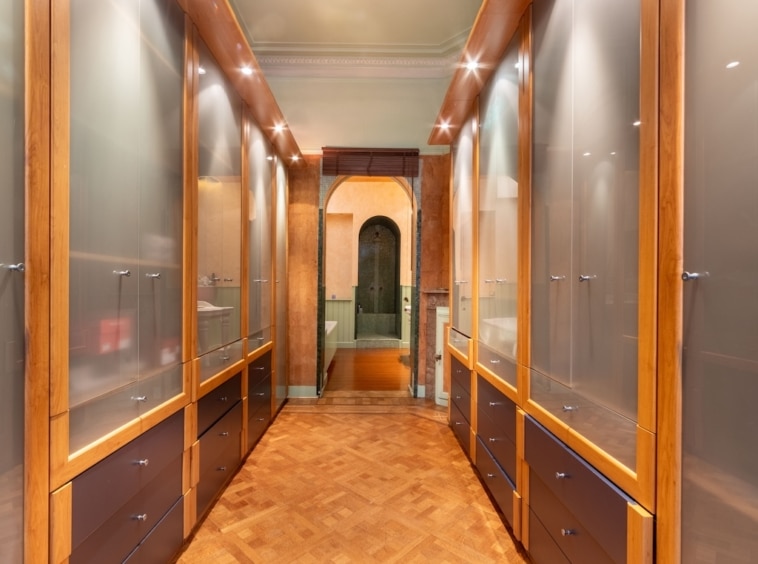 Couloir moderne avec murs en verre, sol géométrique et arche élégante pour un style contemporain.