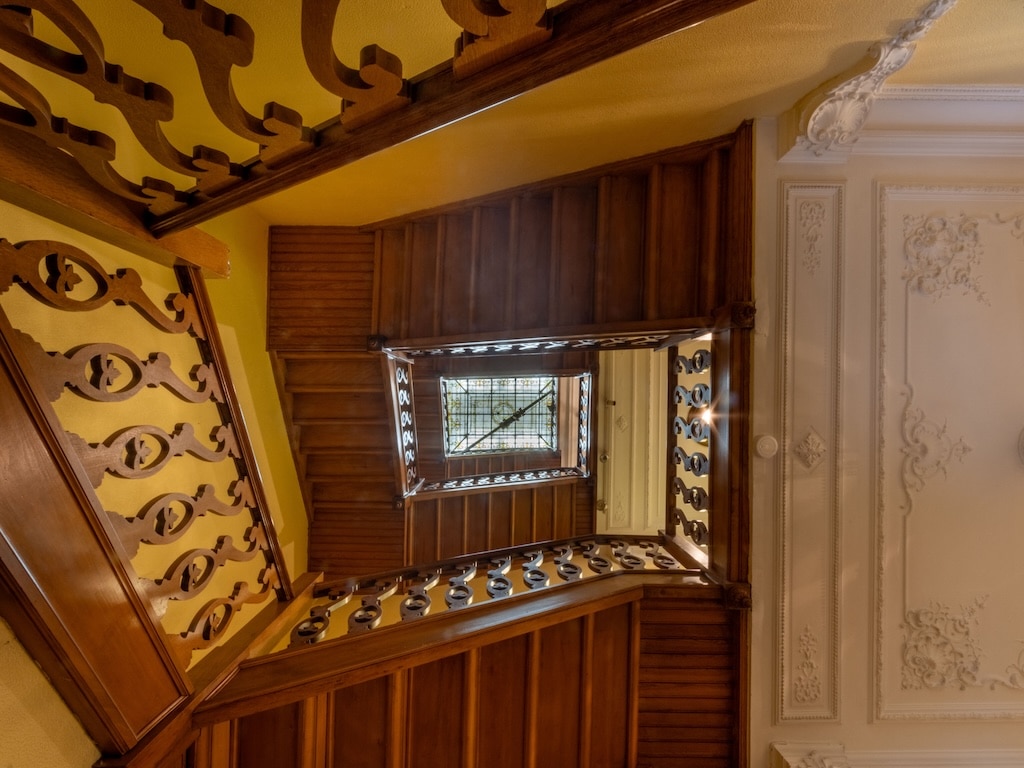 Escalier en colimaçon en bois poli, décoration élégante, ambiance chaleureuse et raffinée.