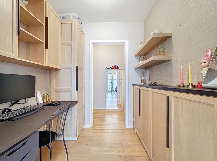 Espace de travail moderne, épuré, lumineux et cosy avec mobilier en bois et décorations chaleureuses.