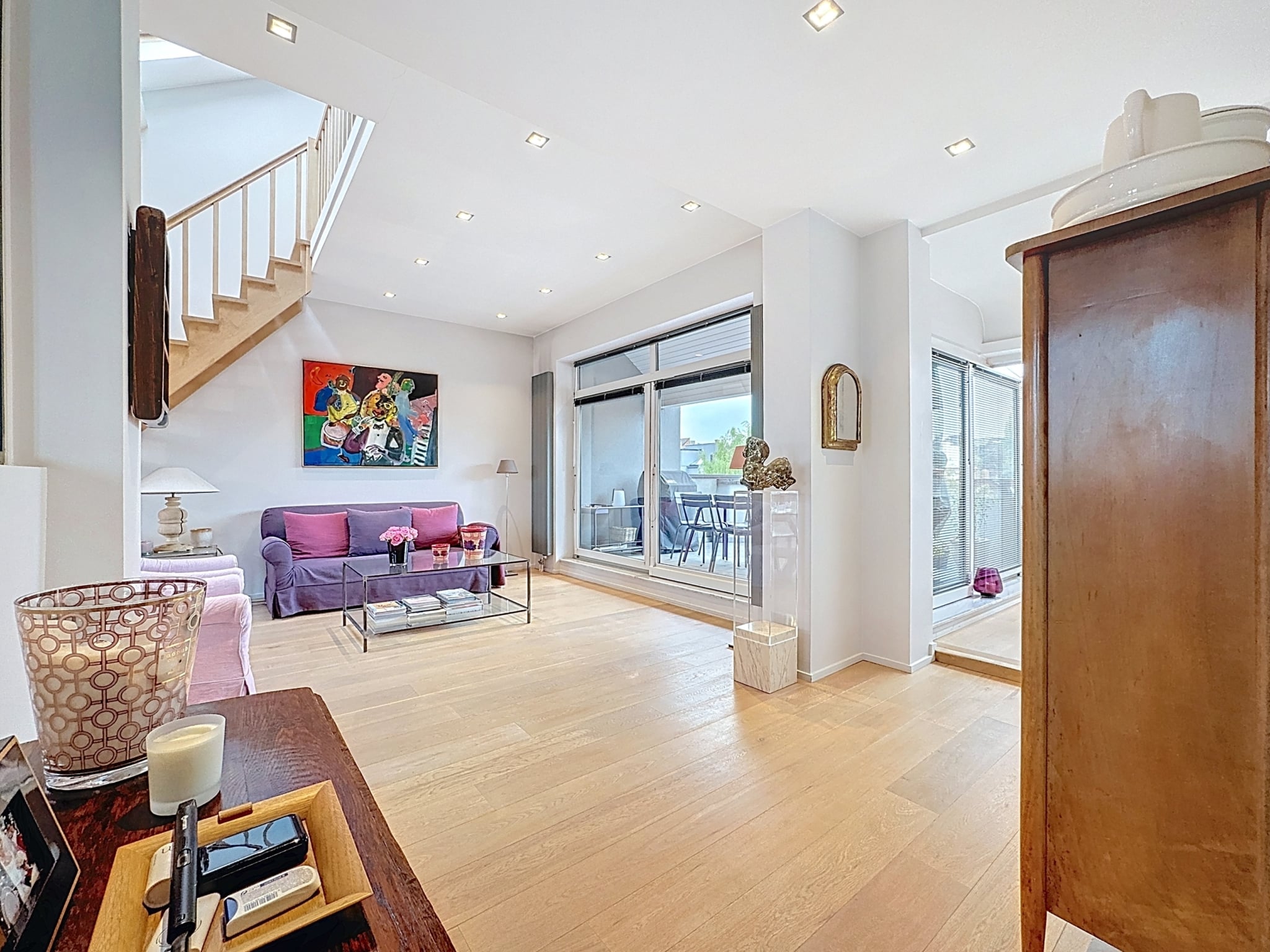 Modern interior with colorful seating and elegant staircase Stairs - Place Brugmann: 3 bedrooms + office - terrace and garage - Ixelles