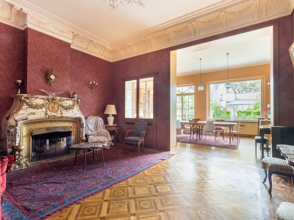 Salon élégant avec cheminée, espace repas lumineux et décoration raffinée en français.