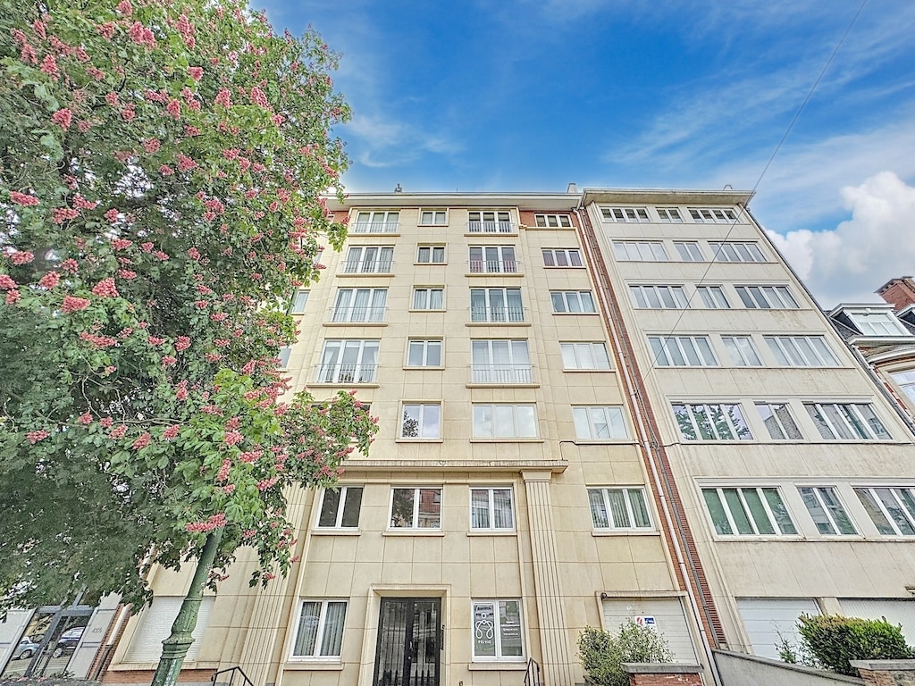 2bed flat met buitenruimte - Ukkel