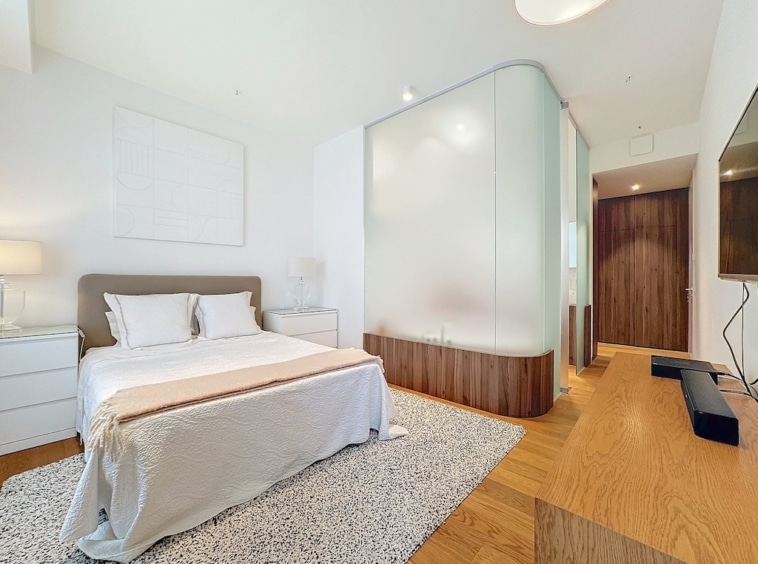 Chambre moderne et élégante avec lit queen, espace lumineux, baie vitrée en verre dépoli.