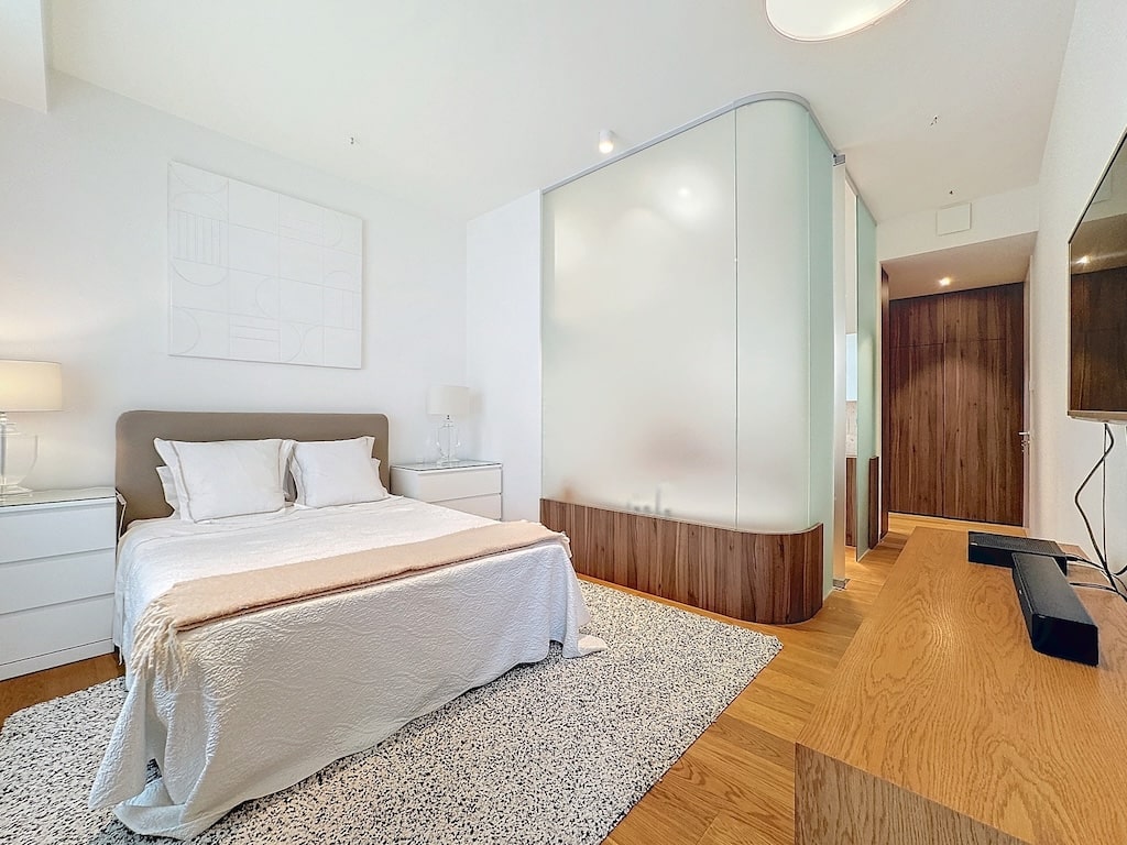 Chambre moderne et élégante avec lit queen, espace lumineux, baie vitrée en verre dépoli.