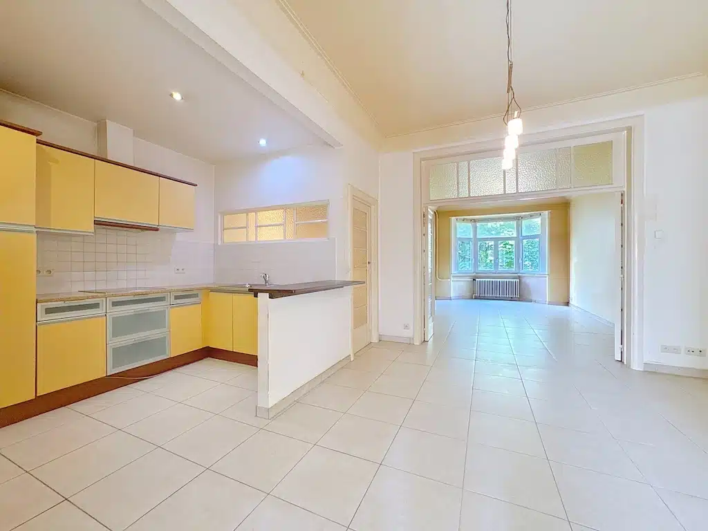 Cuisine moderne lumineuse avec plan ouvert et meubles jaunes Cuisine - Parc de Forest – Appartement avec espace extérieur