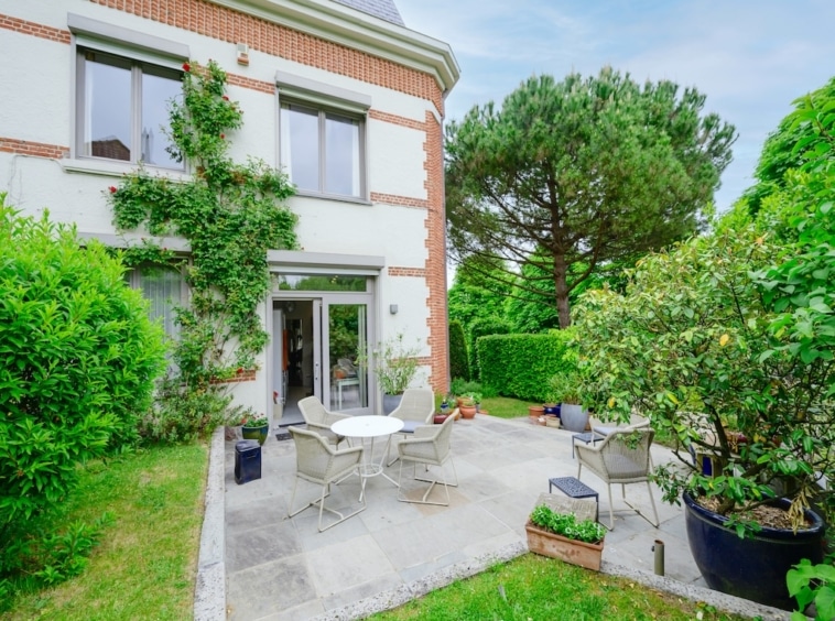 Terrasse moderne avec jardin luxuriant, mobilier convivial, espace détente et intimité bush agréable.