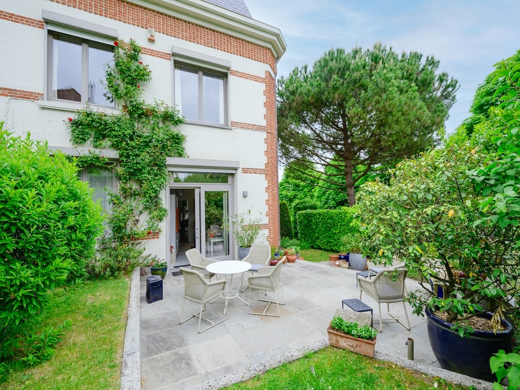 Terrasse moderne avec jardin luxuriant, mobilier convivial, espace détente et intimité bush agréable.