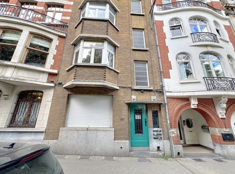 Rue animée avec bâtiments anciens, modernes et élégants, alliant charme historique et design contemporain.