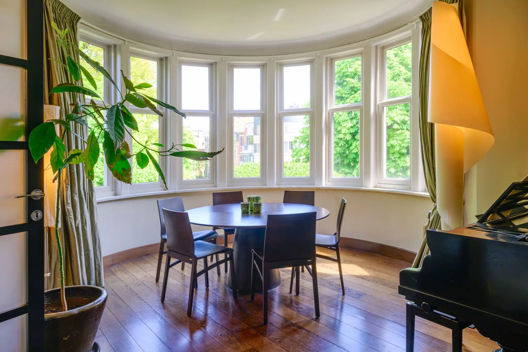 Lichte eetkamer met piano en uitzicht op de natuur Eetkamer - Maison de Maître tegenover Parc Astrid - Anderlecht
