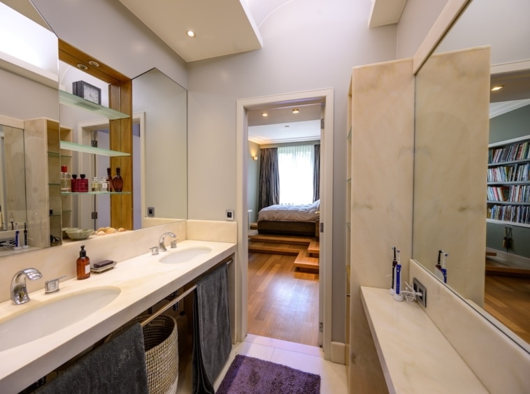 Salle de bain moderne lumineuse avec double vasque en pierre, miroir grand format et ambiance élégante