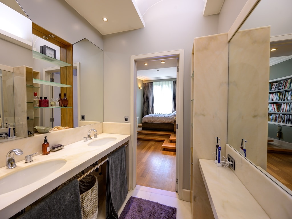 Salle de bain moderne lumineuse avec double vasque en pierre, miroir grand format et ambiance élégante