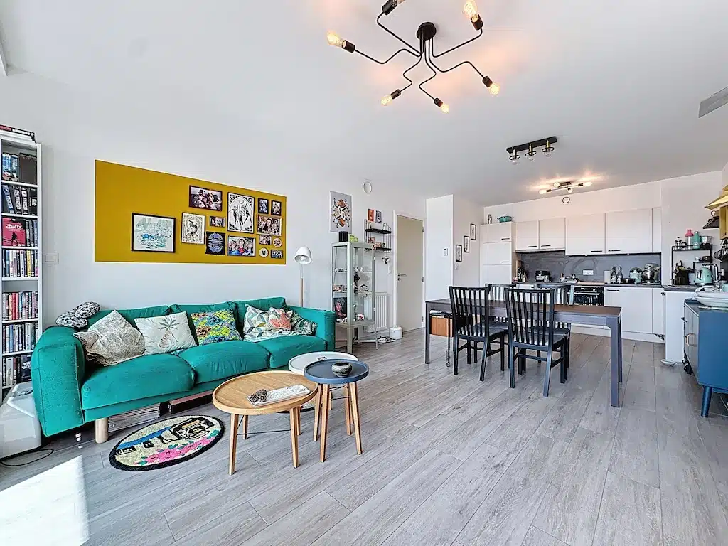 Salon Moderne avec Canapé Teal et Cuisine Élégante Cuisine - Appartement lumineux 2ch avec terrasse – Anderlecht
