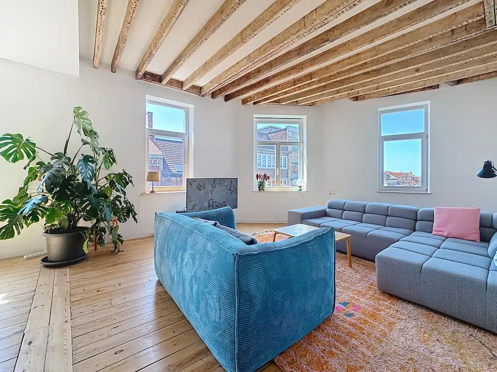 Salon Moderne et Lumineux avec Charme Rustique Salon - Spacieux penthouse en duplex 3 ch et terrasse – Saint-Gilles