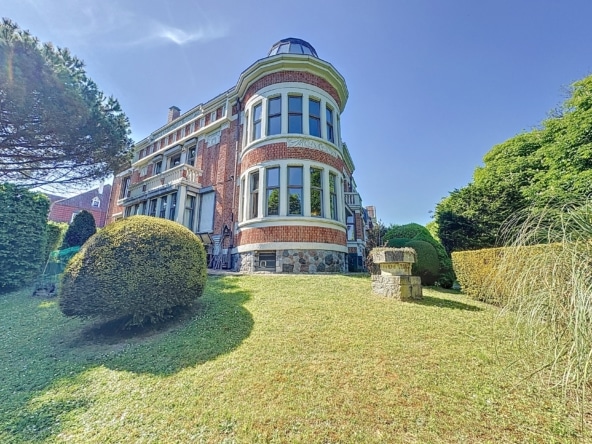 Villa de luxe avec dôme, jardins soignés, pelouses verdoyantes et arbres majestueux.