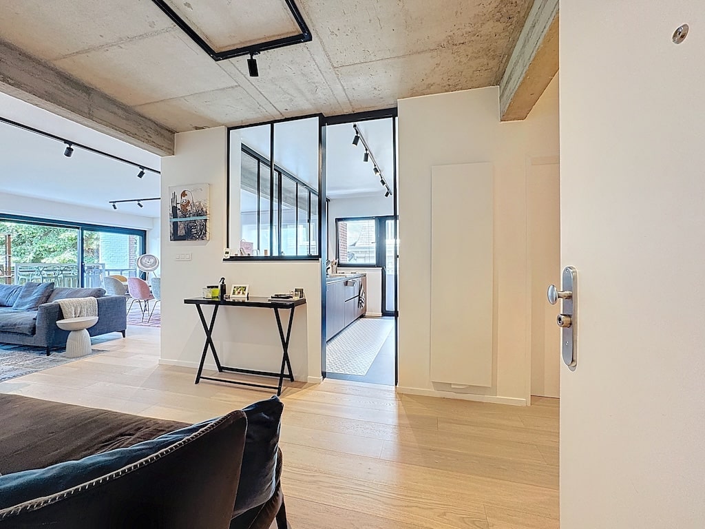 Appartement moderne lumineux avec salon confortable, cuisine design et grande fenêtres panoramiques.