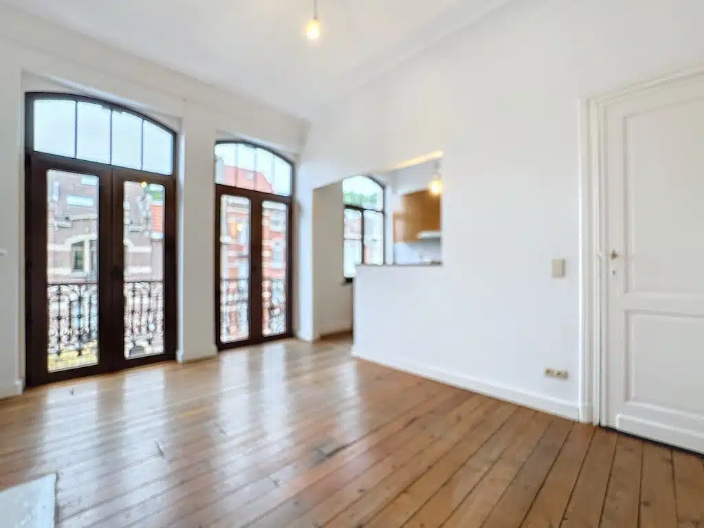 Bright interior with wooden floors and large windows Excellent location: 1 bedroom apartment - Dudenpark - Forest