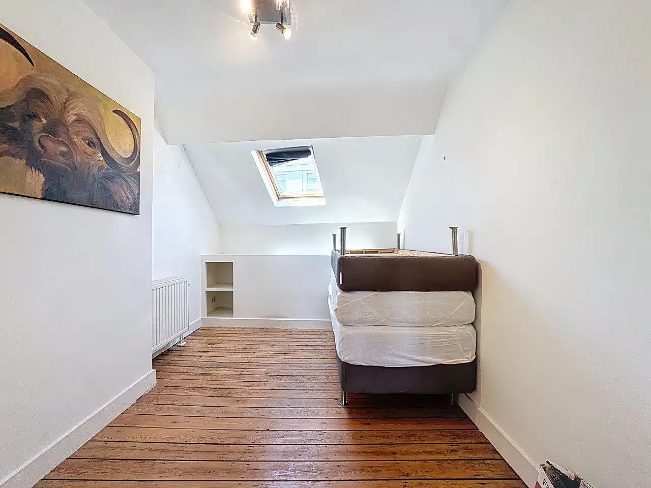 Chambre dAttic Minimaliste avec Artwork de Bison Chambre - Bascule – Appartement meublé – 2 ch – Terrasse – Ixelles