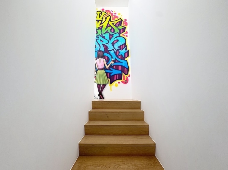 Escalier en bois menant à un graffiti vibrant et une silhouette féminine contemplative.