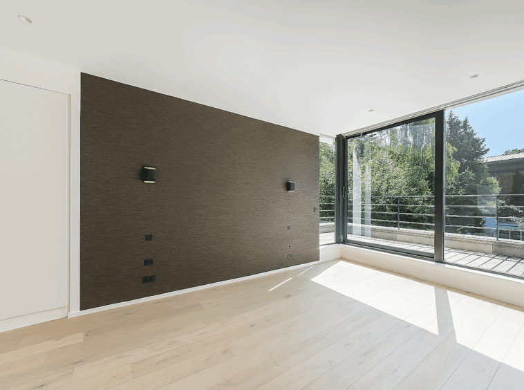Salon moderne lumineux avec vue sur la nature et design minimaliste en bois et clair.