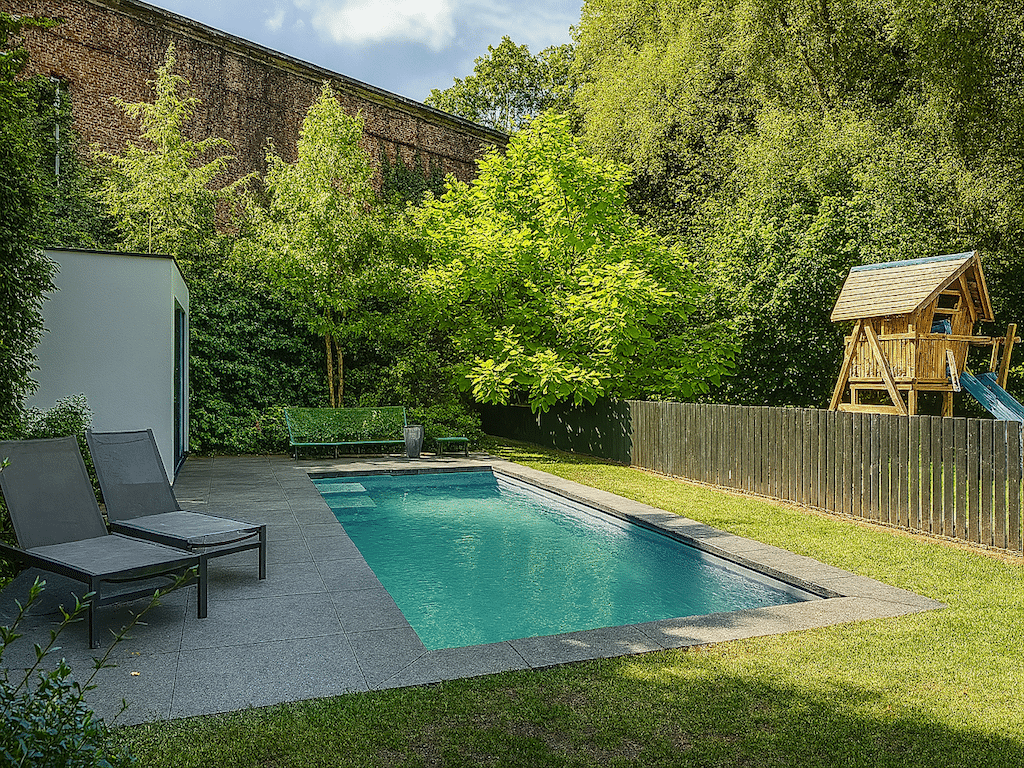 Piscine moderne, jardin verdoyant, espace détente, aire de jeux pour enfants, havre familial.