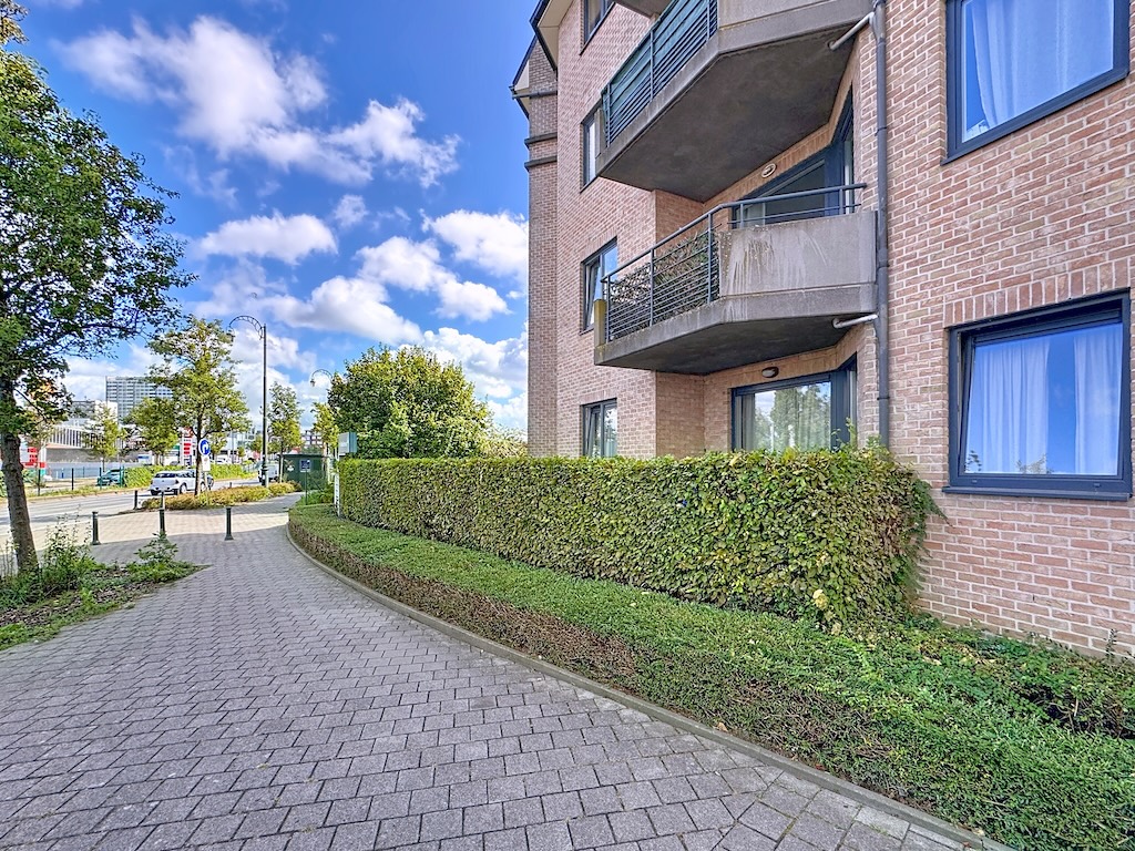 Résidence urbaine moderne avec balcons, jardins et grande luminosité, alliant confort et design actuel.