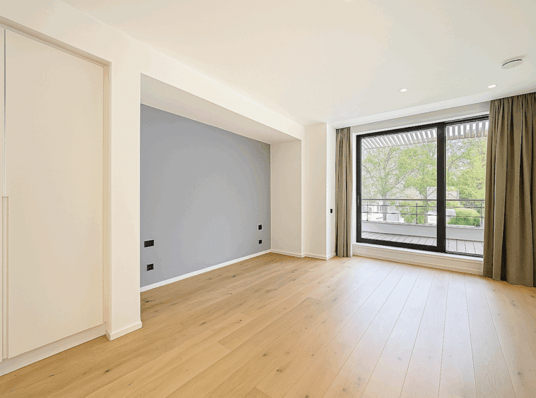 Espace lumineux avec vue sur la nature, murs pastel, sol en bois clair, style moderne et minimaliste.