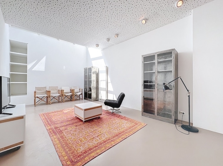 Salon moderne lumineux avec mobilier minimaliste, grandes fenêtres et ambiance chaleureuse.