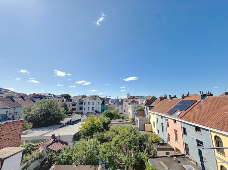 Panorama d’un quartier résidentiel paisible avec maisons en tuiles rouges et nature verdoyante
