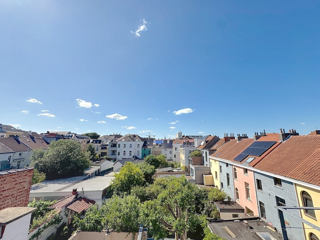 Panorama d’un quartier résidentiel paisible avec maisons en tuiles rouges et nature verdoyante