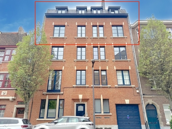 Façade en brique rouge, fenêtres noires, arbres urbains, ambiance chaleureuse et authentique.