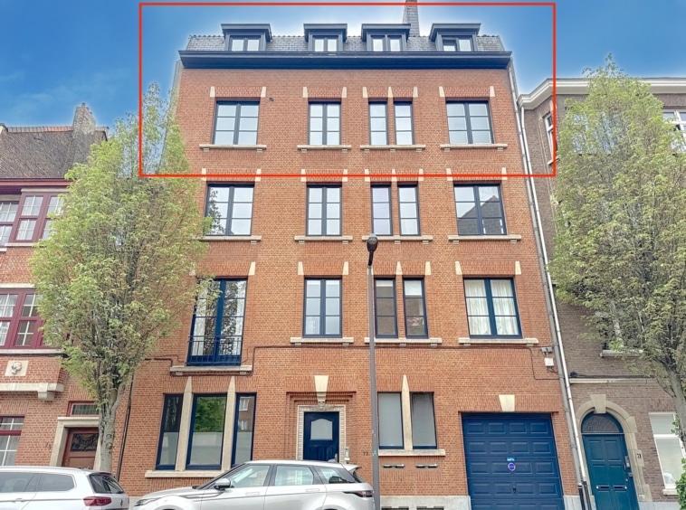 Façade en brique rouge, fenêtres noires, arbres urbains, ambiance chaleureuse et authentique.