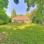 Charmante maison de campagne entourée d’un jardin verdoyant et d’arbres matures, lumineuse et apaisante.