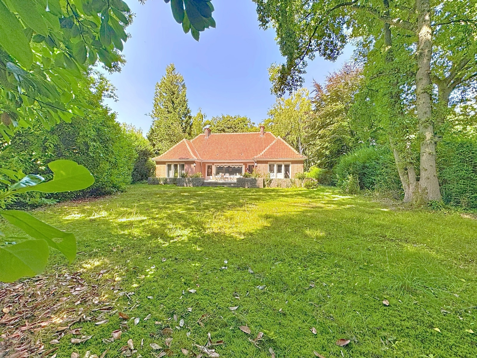 Charmante maison de campagne entourée d’un jardin verdoyant et d’arbres matures, lumineuse et apaisante.