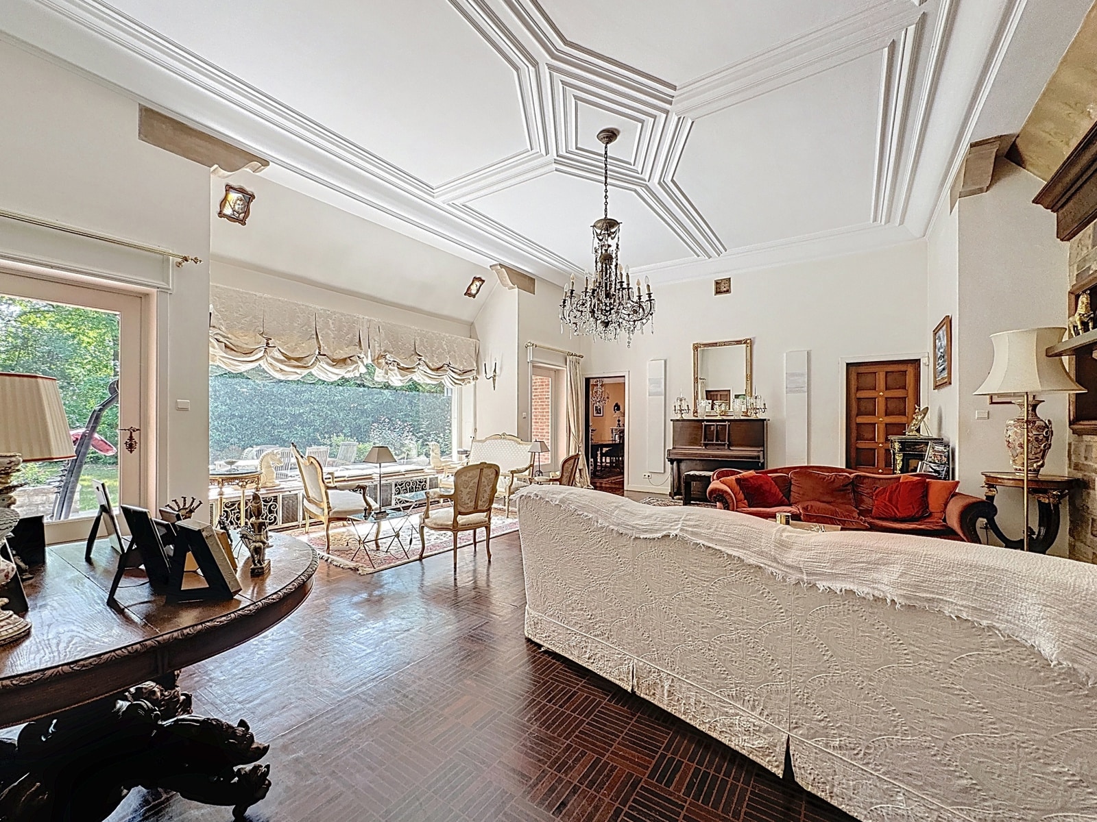 Salon spacieux et lumineux avec mobilier moderne, déco élégante et ambiance chaleureuse.