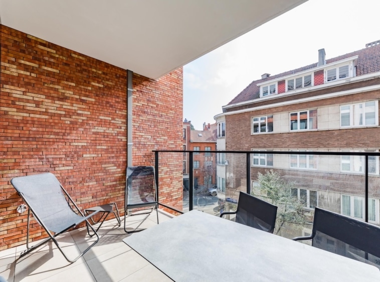 Balcon contemporain avec vue dégagée, mobilier minimaliste, espace lumineux et idéal pour la détente.
