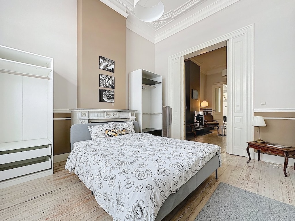 Chambre élégante au style moderne avec lit cosy, mobilier épuré et ambiance lumineuse et apaisante.