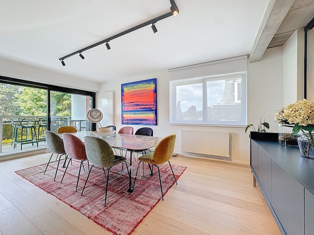 Salle à Manger Moderne et Lumineuse avec Art Conceptuel Salle a manger - Duplex Appartement 3ch terrasses et garages – Hamoir – Uccle