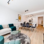 Salon contemporain lumineux avec canapé, espace repas élégant, décoration moderne et lumière naturelle.
